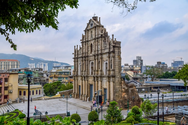Macao, China - 2 april 2020: Ruïnes van de katholieke Sint-Pauluskerk gebouwd in 1640, het bekendste monument van Macau en UNESCO-werelderfgoed