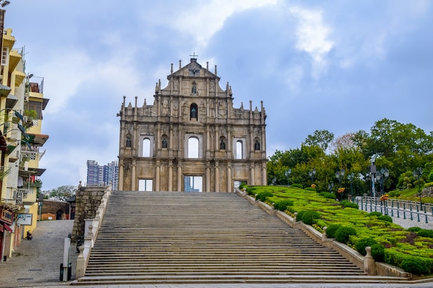 마카오, 중국 - 2020년 4월 2일: 마카오에서 가장 잘 알려진 랜드마크이자 유네스코 세계 문화 유산으로 지정된 1640년에 지어진 성 바울 성당 유적