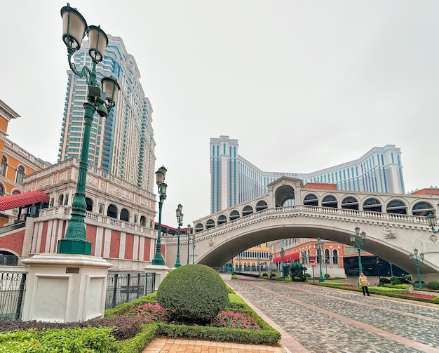 Photo macao, china - march 8, 2016: bridge at venetian macau casino and hotel, luxury resort in macao, china. people on the background