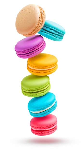 Biscotti macaron di colori vivaci che levitano su sfondo bianco