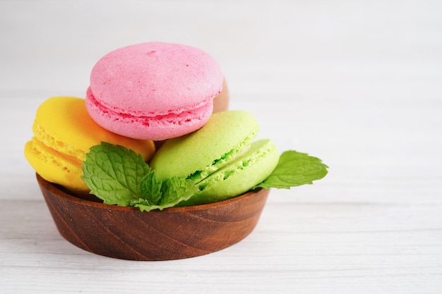 Macaron или французский десертный торт и печенье миндального печенья на отпразднованном дне рождения