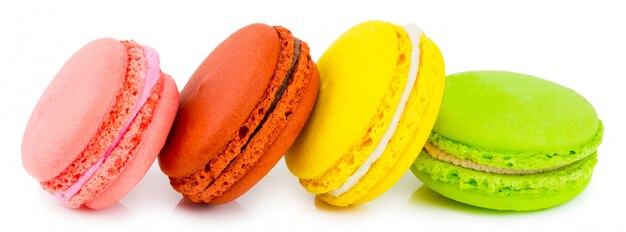 Macaron of macaroon ,. Kleurrijke amandelkoekjes op dessert bovenaanzicht