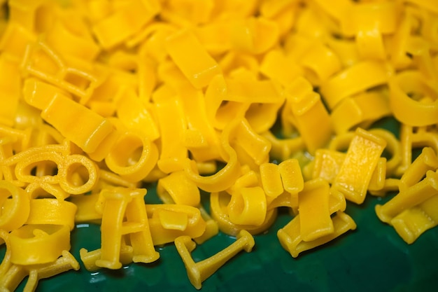Macaroni Alfabetletters op een groene plaat