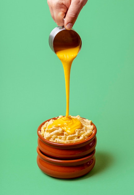 Фото Приготовление макарон и сыра с заливкой расплавленного сыра чеддер на макароны