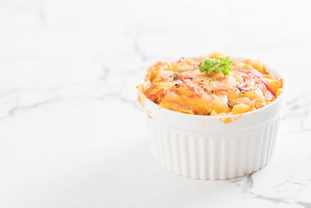 Maccheroni al forno con formaggio e bastoncino di granchio