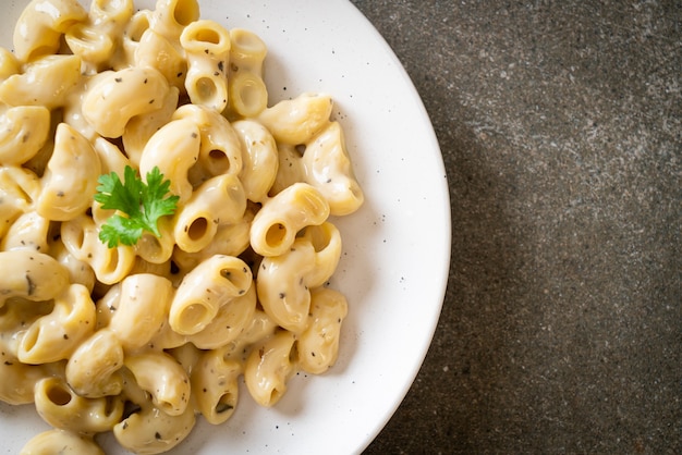 macaroni and cheese with herbs in bowl