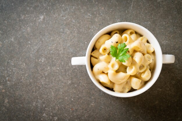 Foto maccheroni e formaggio alle erbe nella ciotola