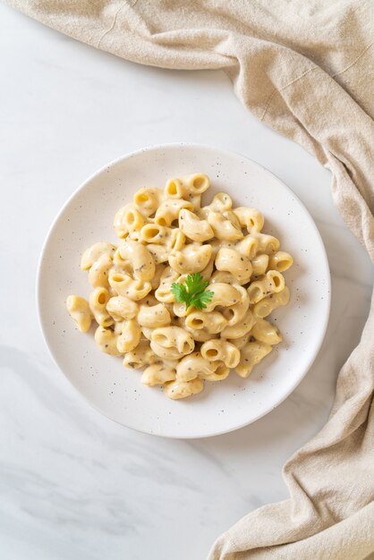 macaroni and cheese with herbs in bowl