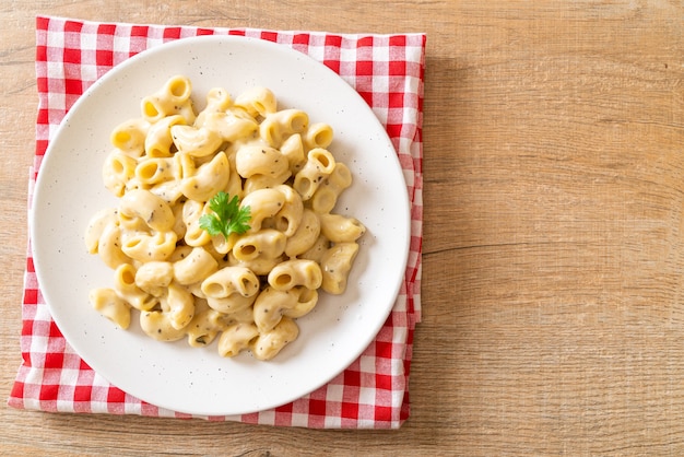 macaroni and cheese with herbs in bowl