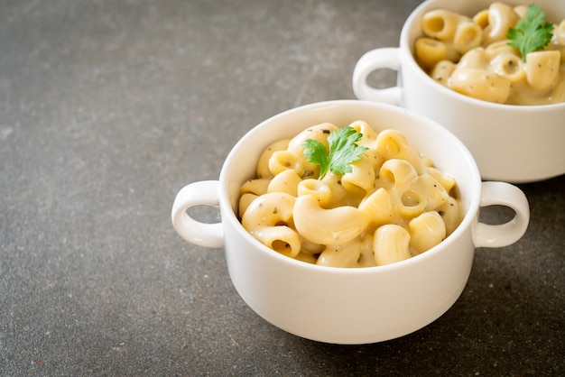 Foto maccheroni e formaggio alle erbe nella ciotola