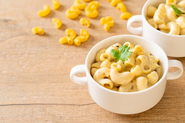 macaroni and cheese with herbs in bowl