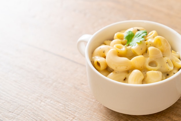 macaroni and cheese with herbs in bowl