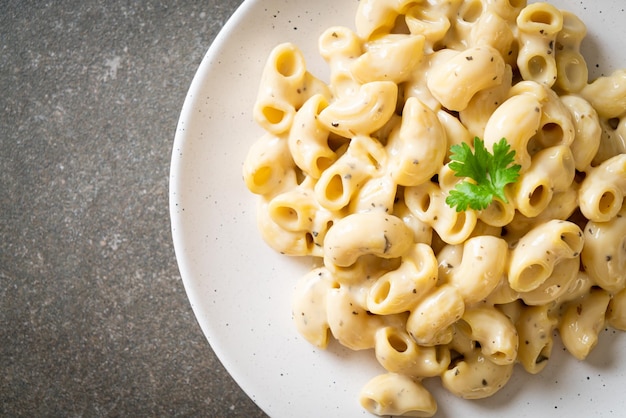 macaroni and cheese with herbs in bowl