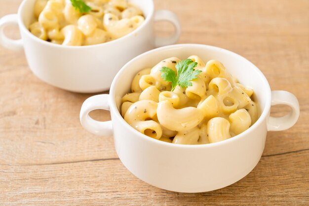 Macaroni and cheese with herbs