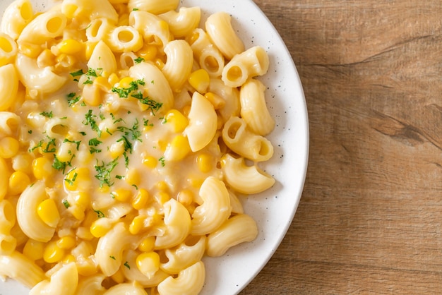 Photo macaroni creamy corn cheese on plate