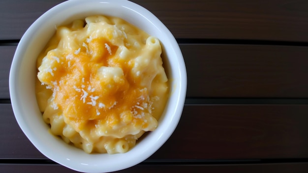 Macaroni en kaas in een schaal op een houten tafel