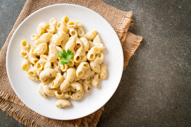 macaroni en kaas met kruiden in kom