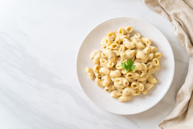 macaroni en kaas met kruiden in kom