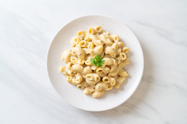 macaroni en kaas met kruiden in kom