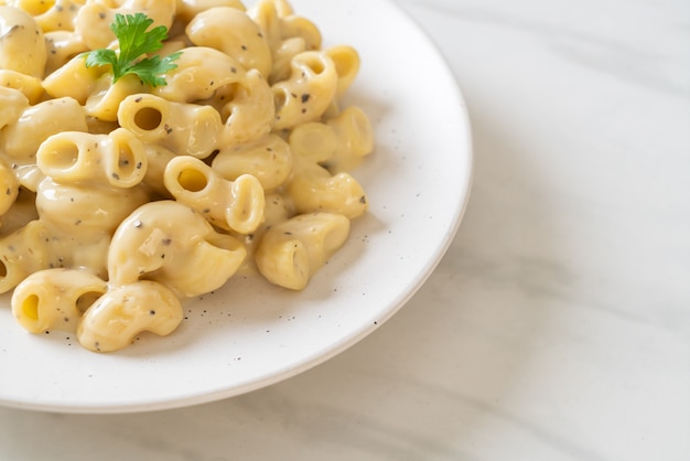 macaroni en kaas met kruiden in kom