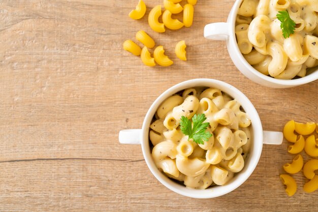 macaroni en kaas met kruiden in kom