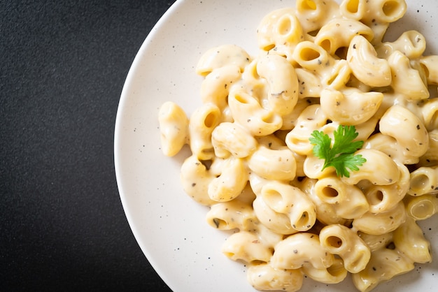 macaroni en kaas met kruiden in kom