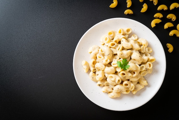 macaroni en kaas met kruiden in kom