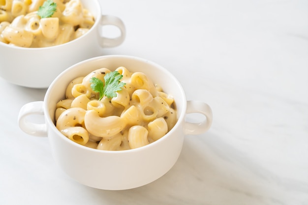 macaroni en kaas met kruiden in kom