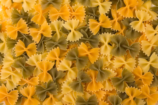 Macaroni farfalle gekleurd. Drie kleuren