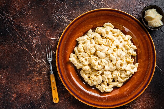 Macaroni Mac en kaas met Cheddar saus in een bord.