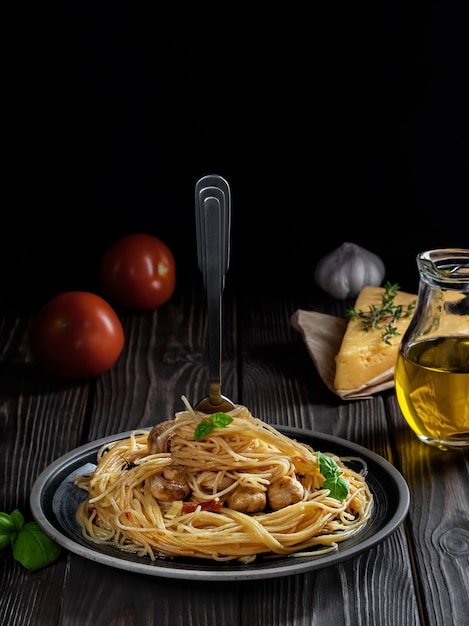 Macaroni met kaas, champignons en groenten