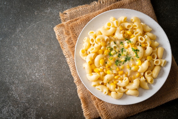 Foto macaroni met roomige maïskaas op bord