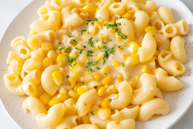 macaroni met roomige maïskaas op bord