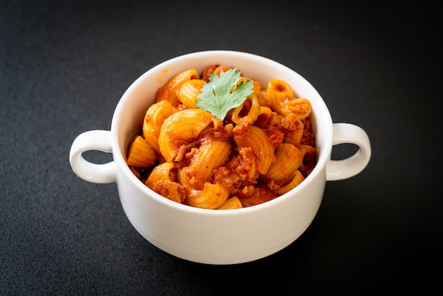 macaroni met tomatensaus en varkensgehakt, american chop suey, amerikaanse goulash