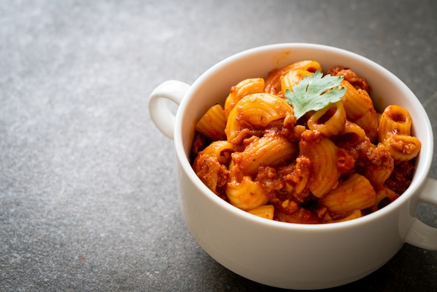 macaroni met tomatensaus en varkensgehakt, american chop suey, amerikaanse goulash