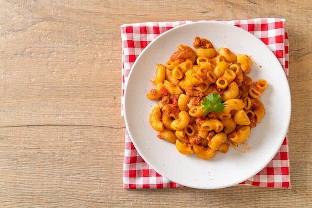 macaroni met tomatensaus en varkensgehakt