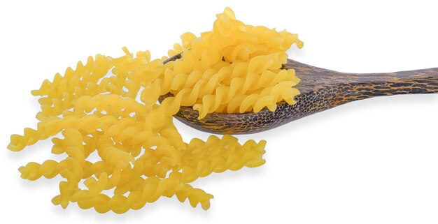 Macaroni op houten lepel geïsoleerd op een witte achtergrond met uitknippad