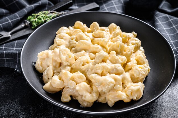 macaroni pasta in cheesy sauce