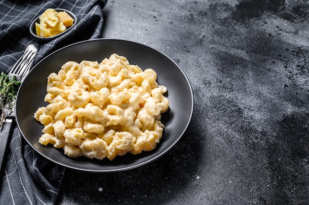 Macaroni-pasta in een kaasachtige saus