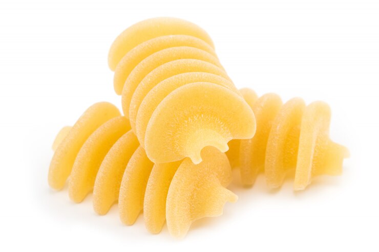 Photo macaroni pasta on white background