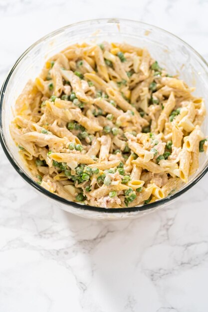 Foto insalata di maccheroni con pollo