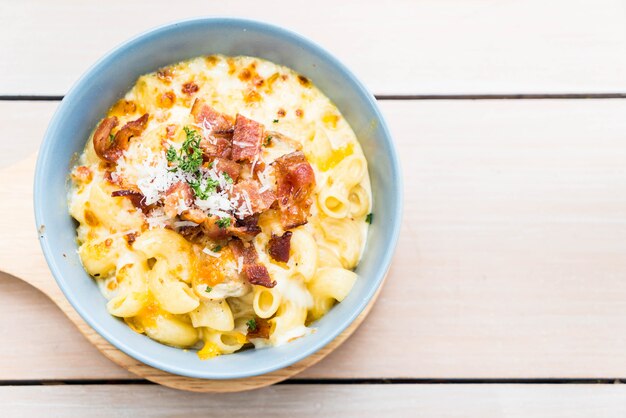 macaroni with cheese and bacon