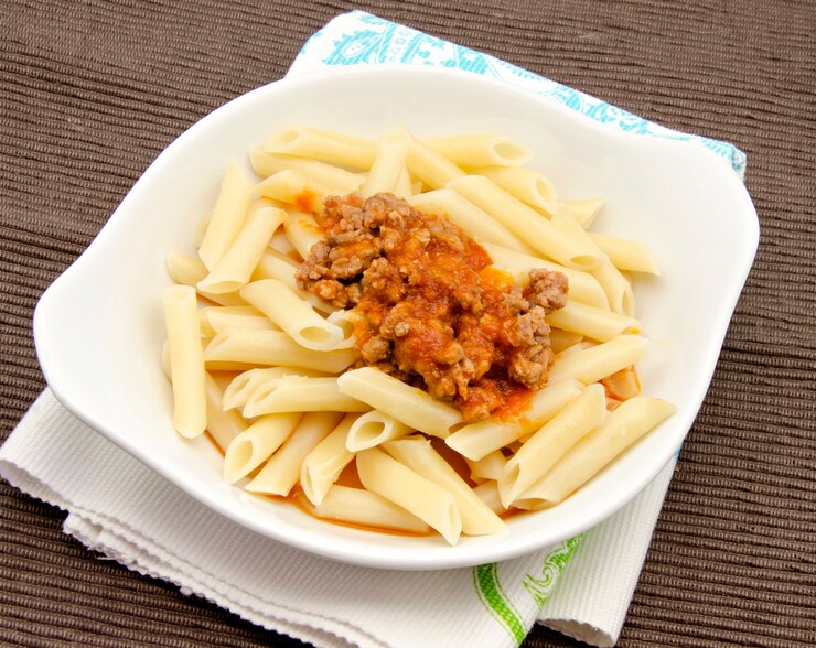 肉とトマトの白いボウルのマカロニ