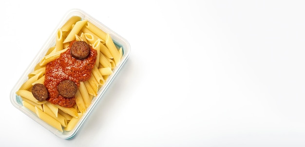 Maccheroni con salsa di pomodoro chorizo e formaggio in contenitore di plastica