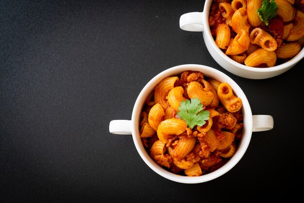 Photo macaroni with tomatoes sauce and mince pork, american chop suey, american goulash