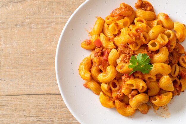 Foto maccheroni con salsa di pomodoro e carne di maiale tritata, american chop suey, american goulash