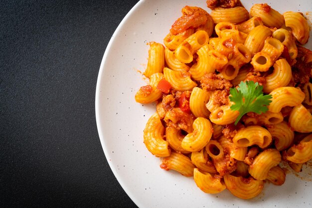 Photo macaroni with tomatoes sauce and mince pork