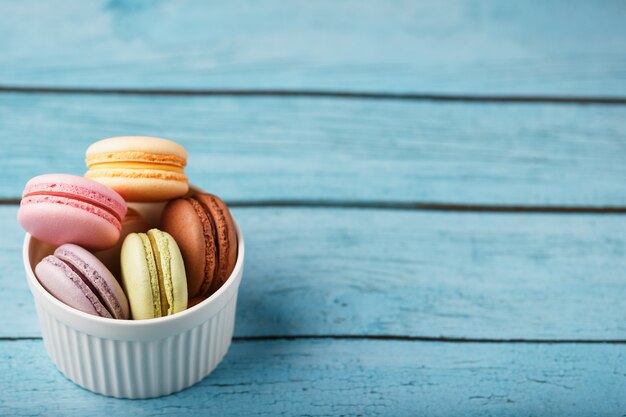 Macaronikoekjes in een witte plaat ,. Vrije ruimte, bovenaanzicht.