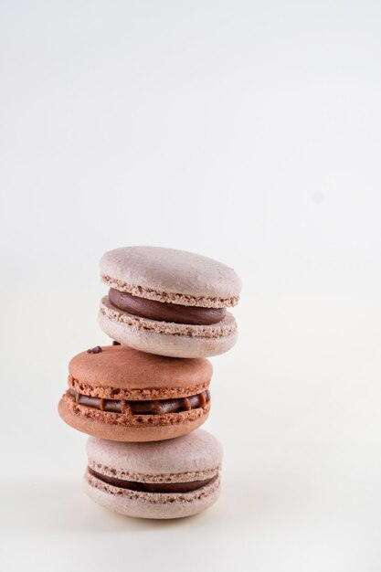 Macarons chocolade, koffie, karamel, vanille op lichte achtergrond