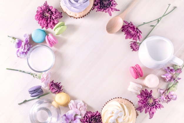 macarons of bitterkoekjes en cupcakes met melk